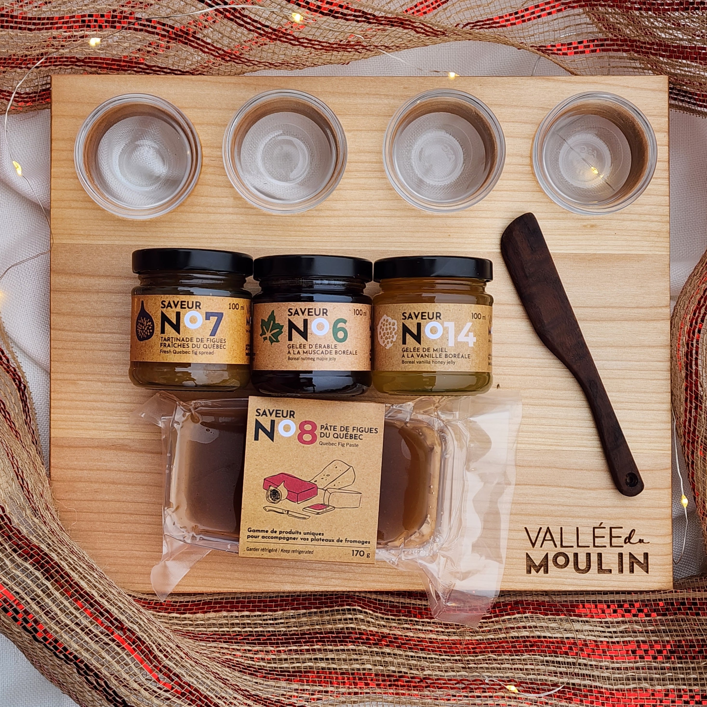 Ensemble à dégustation incluant une planche à dégustation en érable et 4 ramequins, 4 saveurs de la vallée et un couteau à tartiner en bois de noyer