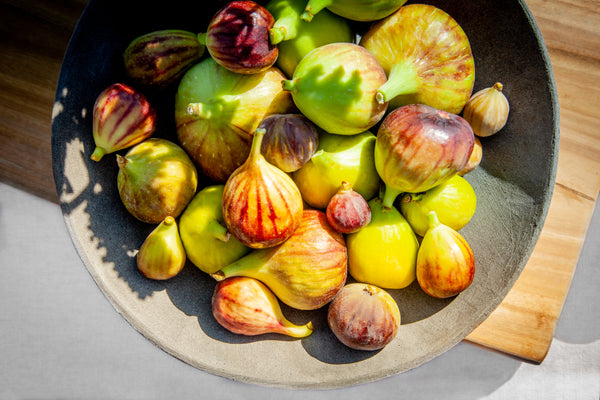 inspirations-variétés-fraiches-figues-biologiques-sur-feuille-figuier-la-vallee-du-moulin-producteur-acericole-local